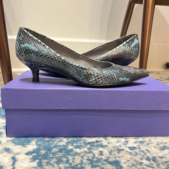Beautiful sea painted python color, Stuart Weitzman shoes , size 5 - Picture 2 of 9